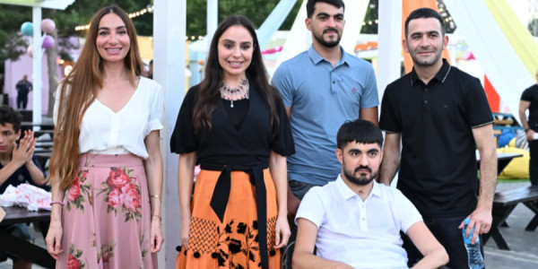 Leyla Əliyeva və Arzu Əliyeva "CandyFest" yay festivalını ziyarət edib və "Sehrli mirvari" su sirki şousunu izləyiblər