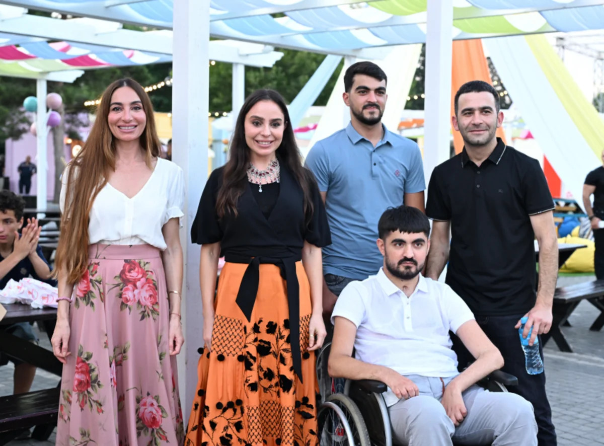Leyla Əliyeva və Arzu Əliyeva "CandyFest" yay festivalını ziyarət edib və "Sehrli mirvari" su sirki şousunu izləyiblər
