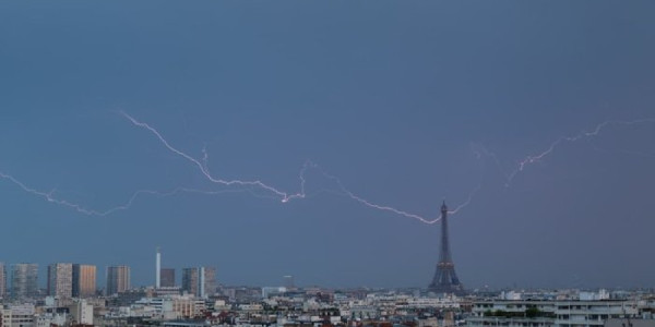 Parisdə Eyfel qülləsini ildırım vurub