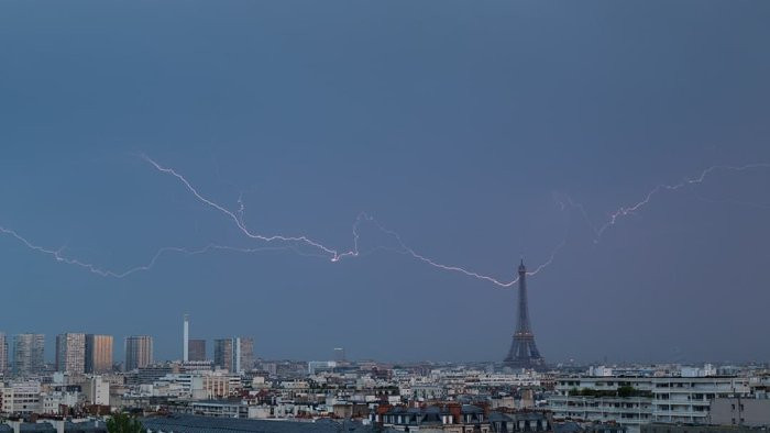 Parisdə Eyfel qülləsini ildırım vurub