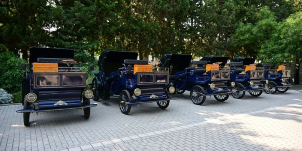 Bulvarda elektrik mühərrikli retro faytonlar istifadəyə verilib
