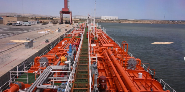 Azərbaycanın Türkmənistana hədiyyə etdiyi tanker Türkmənbaşı limanında təntənə ilə qarşılanıb