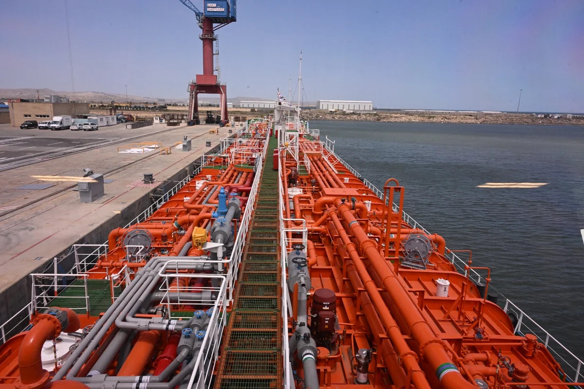 Azərbaycanın Türkmənistana hədiyyə etdiyi tanker Türkmənbaşı limanında təntənə ilə qarşılanıb