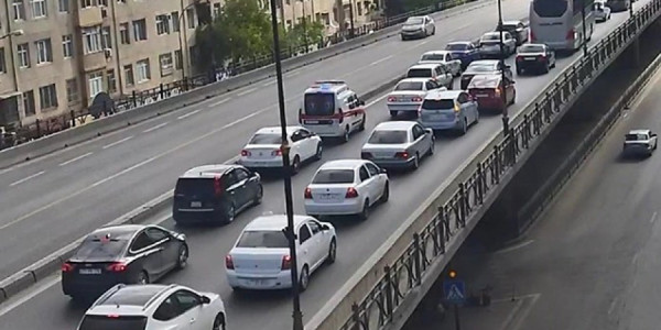 Paytaxtın bu küçələrində sıxlıq müşahidə olunur