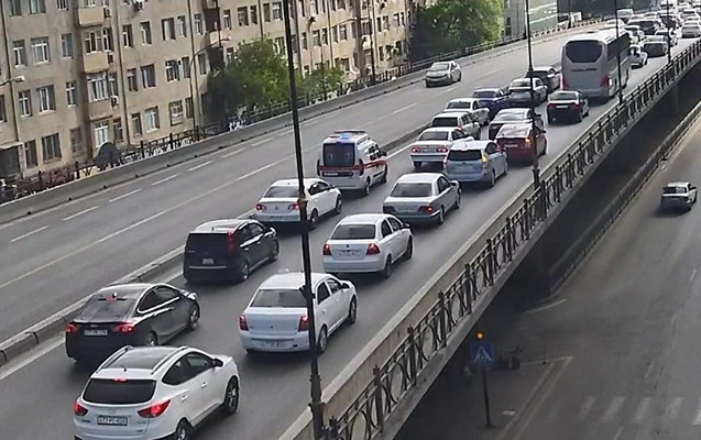 Paytaxtın bu küçələrində sıxlıq müşahidə olunur