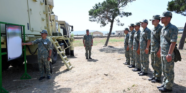 Azərbaycan Ordusunda gənc zabitlərlə atəş, kəşfiyyat və digər məşğələlər keçirilib
