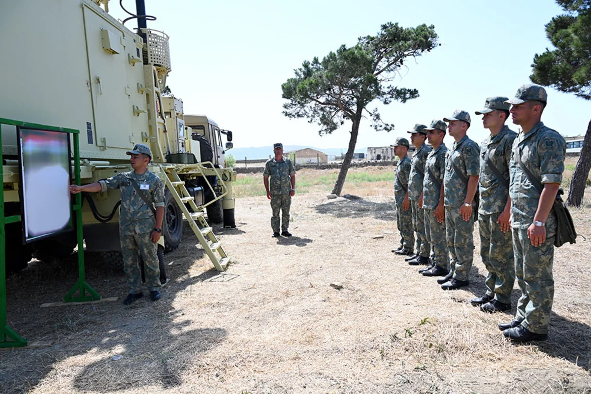 Azərbaycan Ordusunda gənc zabitlərlə atəş, kəşfiyyat və digər məşğələlər keçirilib