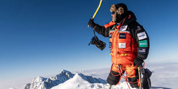 Hər iki ayağını itirən alpinist Everesti əlləri ilə fəth etdi