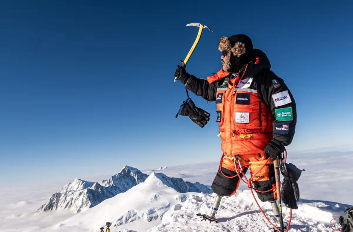 Hər iki ayağını itirən alpinist Everesti əlləri ilə fəth etdi