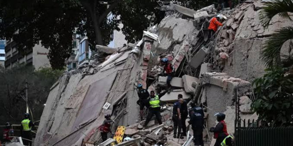 Venesuelada zəlzələdən altı gün sonra bir uşaq xilas edilib