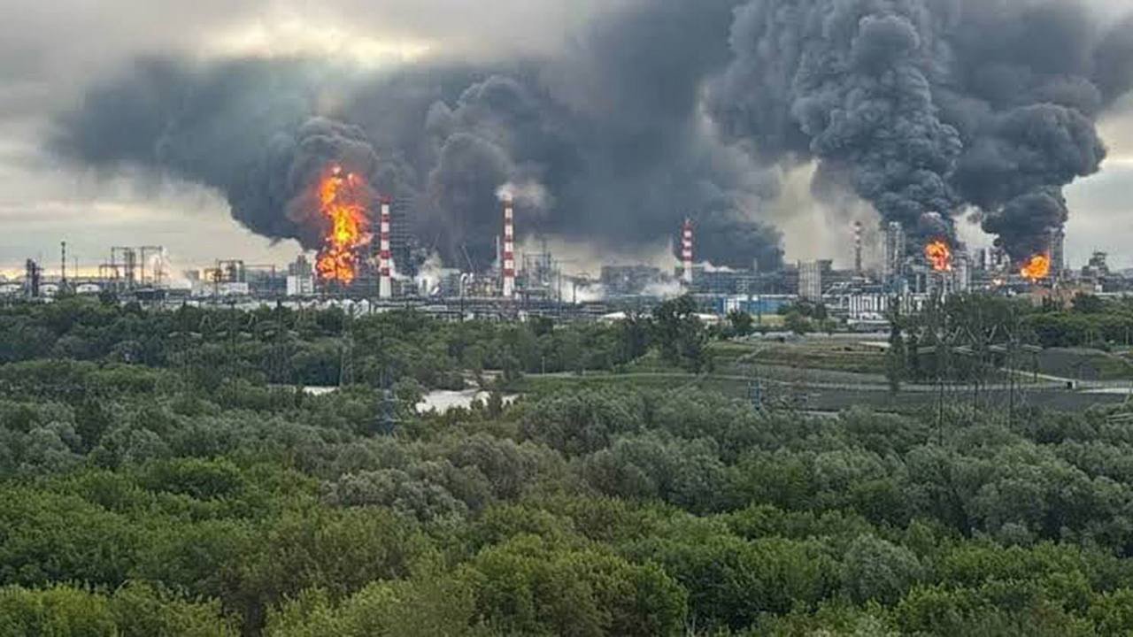 Ukrayna Rusiyanın ən böyük neft emalı zavodlarının əksəriyyətinə zərbə endirib