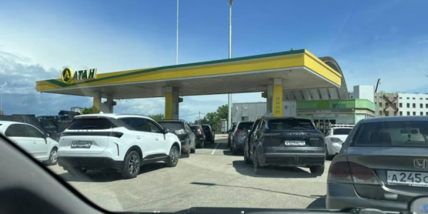 Qazaxıstanda yanacaq sıxlığı: Rusiya vətəndaşları benzini kütləvi şəkildə ölkədən aparır