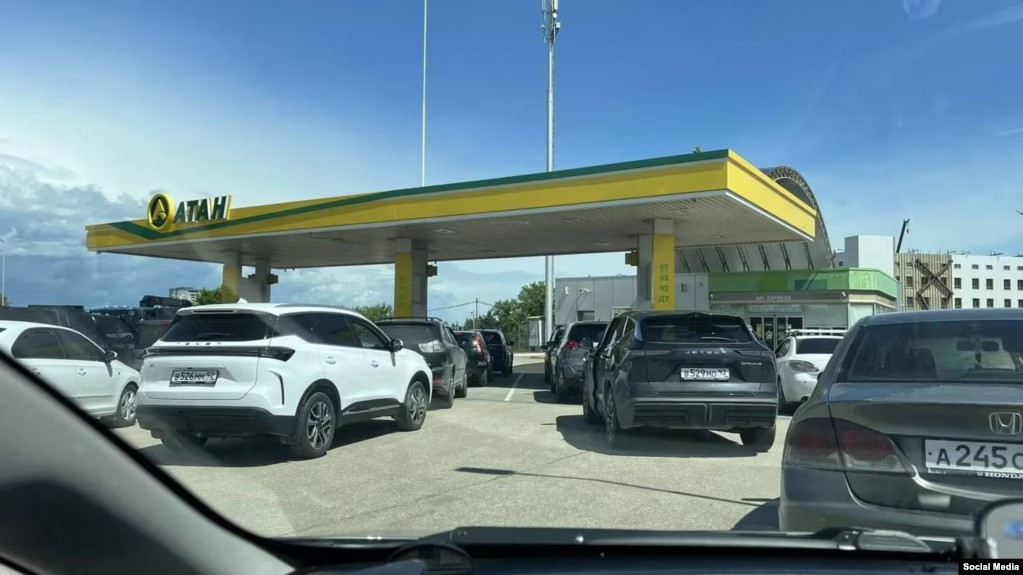 Qazaxıstanda yanacaq sıxlığı: Rusiya vətəndaşları benzini kütləvi şəkildə ölkədən aparır