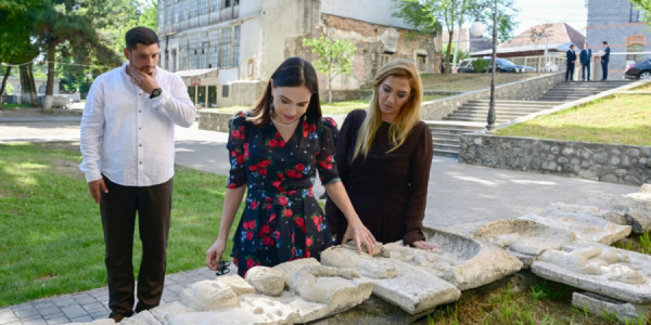 Leyla Əliyeva Şəki şəhərindəki Məhəmməd Füzuli adına parkda görülən işlərlə tanış olub