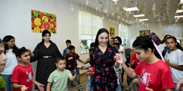 Leyla Əliyeva Şəkidə Uşaq evi sosial xidmət müəssisəsinin sakinləri ilə görüşüb
