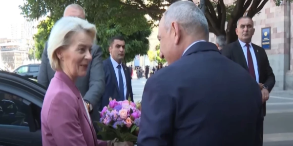 Paşinyan Ursula Fon der Lyayenlə görüşüb