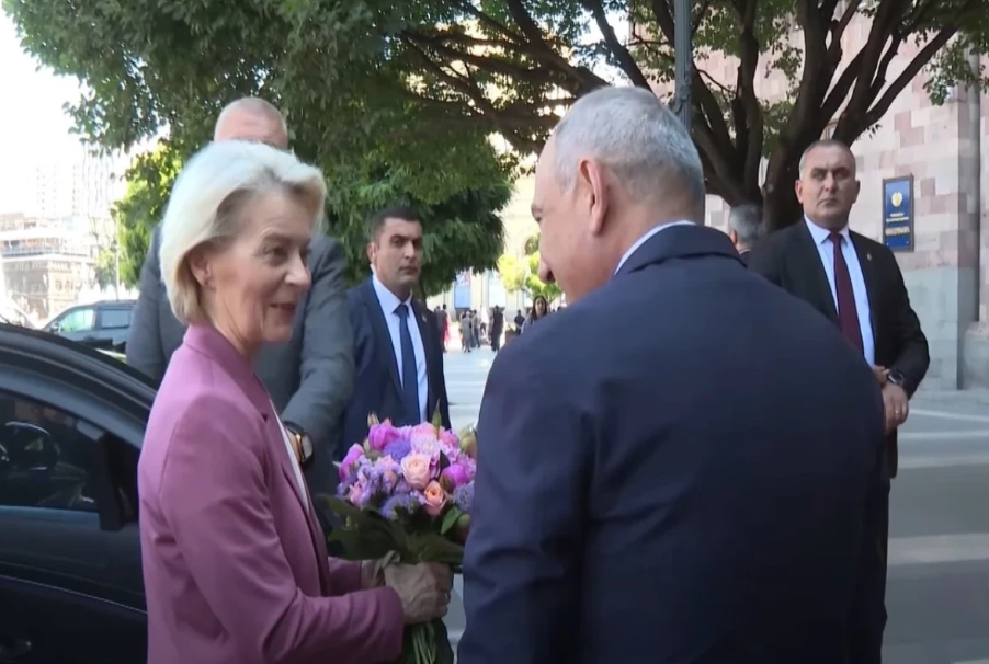 Paşinyan Ursula Fon der Lyayenlə görüşüb