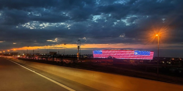 Bakı Olimpiya Stadionu ABŞ bayrağının rəngləri ilə işıqlandırılıb