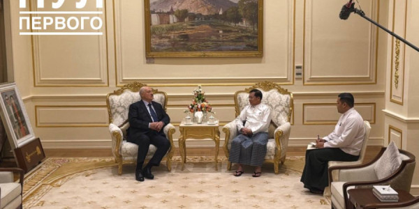 Belarus və Myanma liderləri təkbətək görüş keçirir