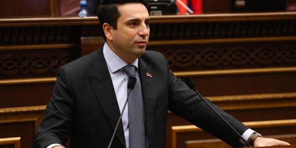Ermənistanda həbsdəki lider parlament sədrini məhkəməyə verdi