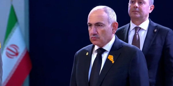 Paşinyan İranın mərhum Ali Lideri Əli Xamenei ilə vida mərasimində iştirak edib