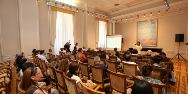 Birinci Türkoloji Qurultayın 100 illiyinə həsr olunmuş elmi seminar keçirilib