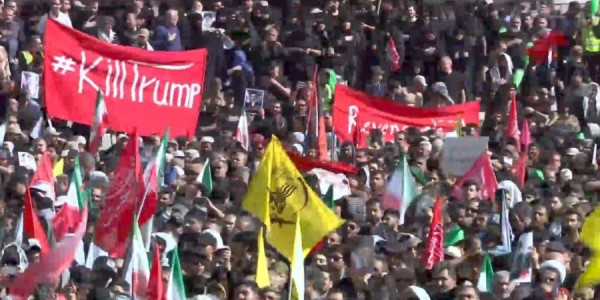 Xameneinin vida mərasimində “Trampı öldürün” yazılmış bayraq qaldırılıb