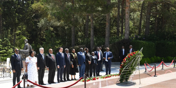 Zimbabve Respublikası Milli Assambleyasının sədri Fəxri xiyabanı və Zəfər parkını ziyarət edib