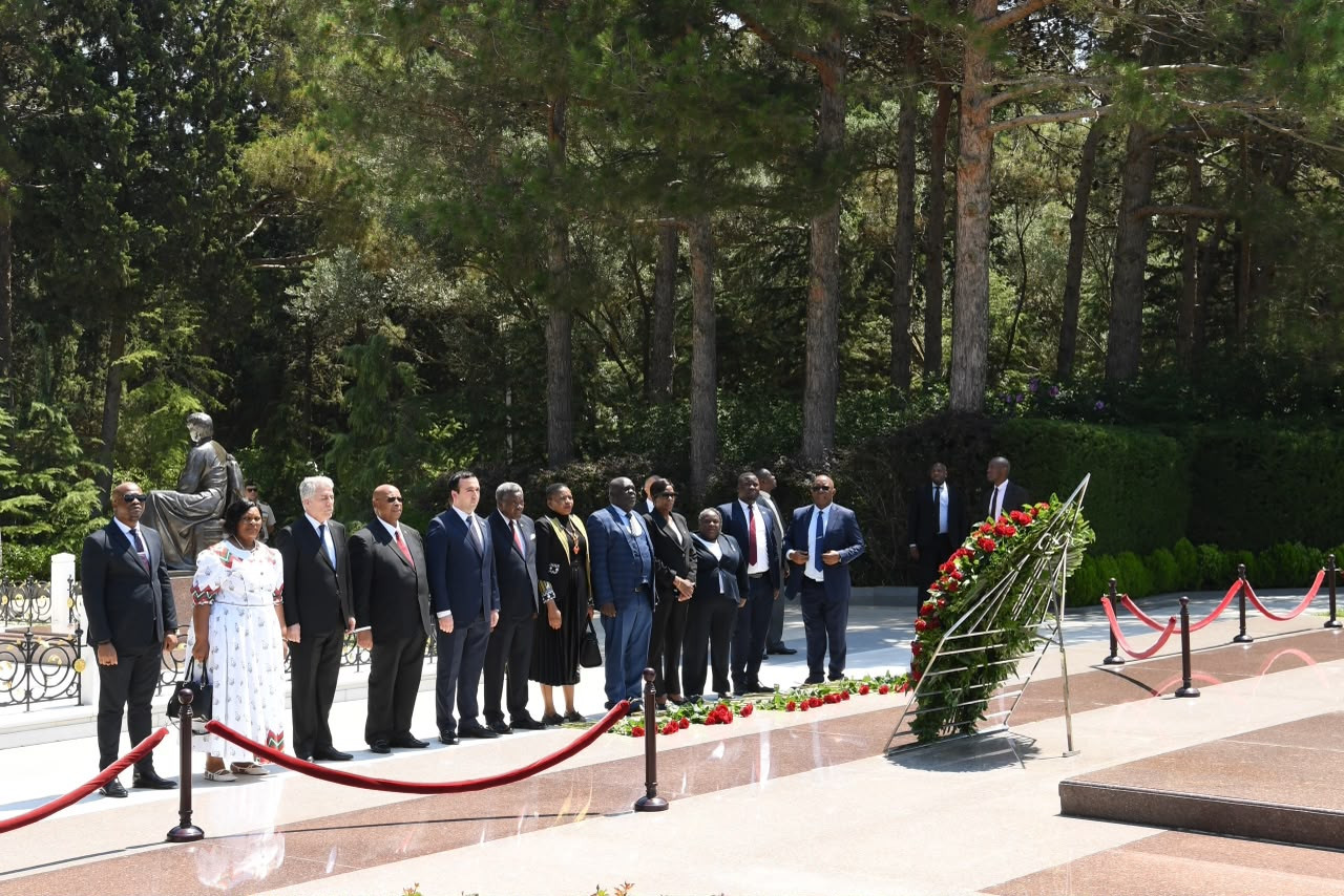 Zimbabve Respublikası Milli Assambleyasının sədri Fəxri xiyabanı və Zəfər parkını ziyarət edib