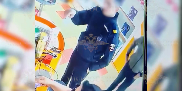Yanacaqdoldurma məntəqəsində polis forması geyinərək növbəni pozmaq istədi,