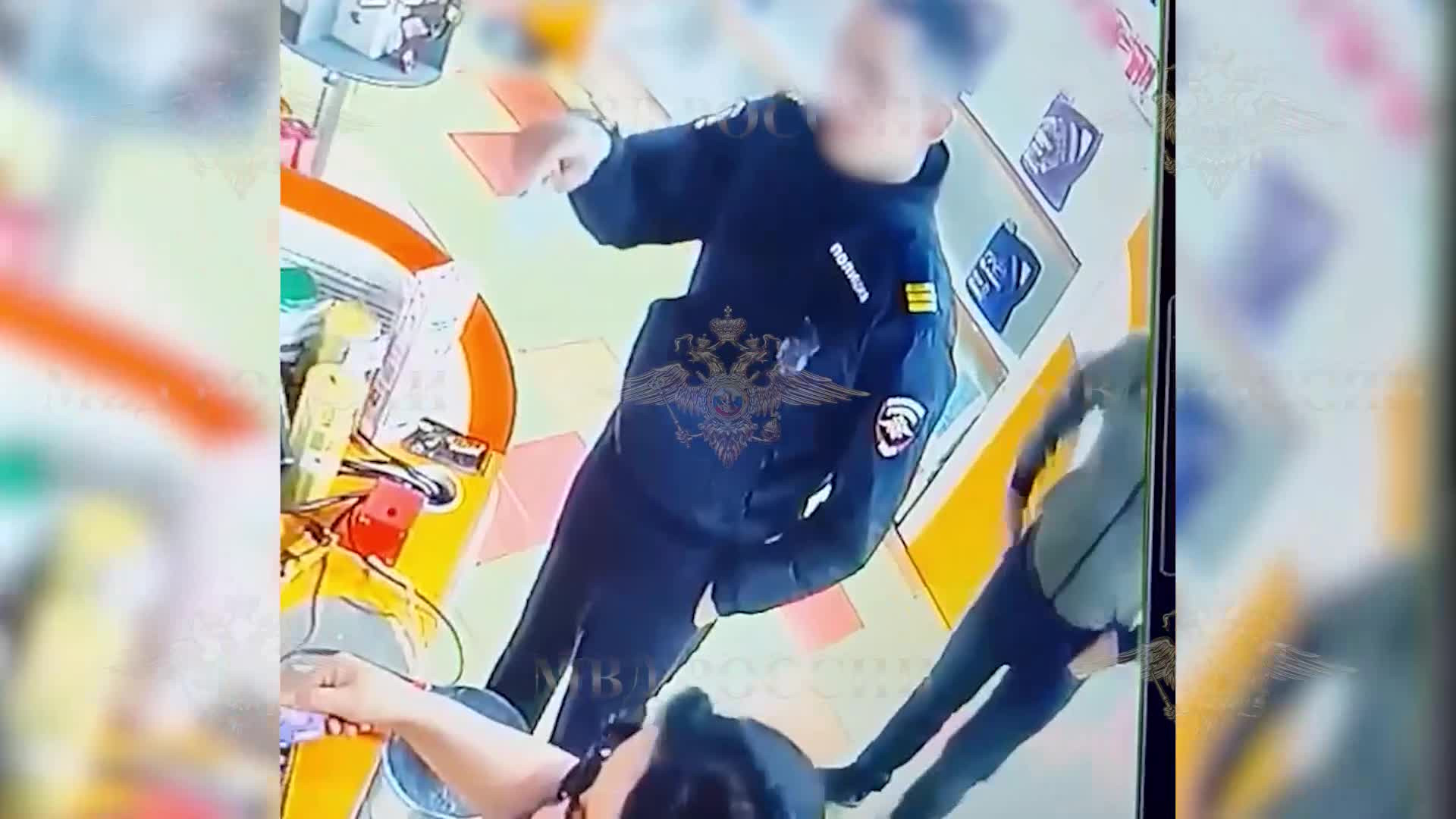 Yanacaqdoldurma məntəqəsində polis forması geyinərək növbəni pozmaq istədi,