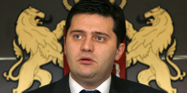 Sabiq müdafiə naziri 2 il 6 ay azadlıqdan məhrum edilib