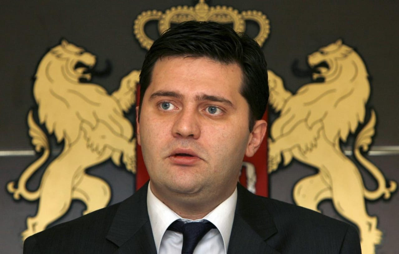Sabiq müdafiə naziri 2 il 6 ay azadlıqdan məhrum edilib
