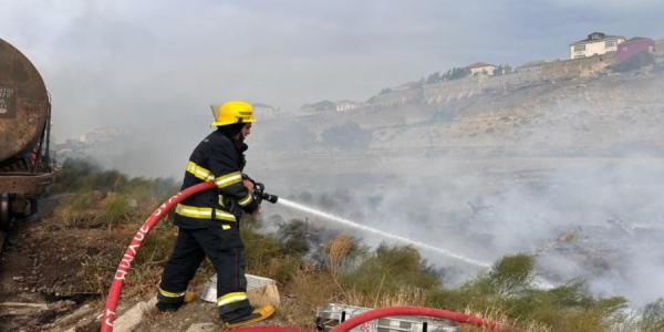 Bakının Şağan qəsəbəsində quru otluq sahədə yanğın söndürülüb
