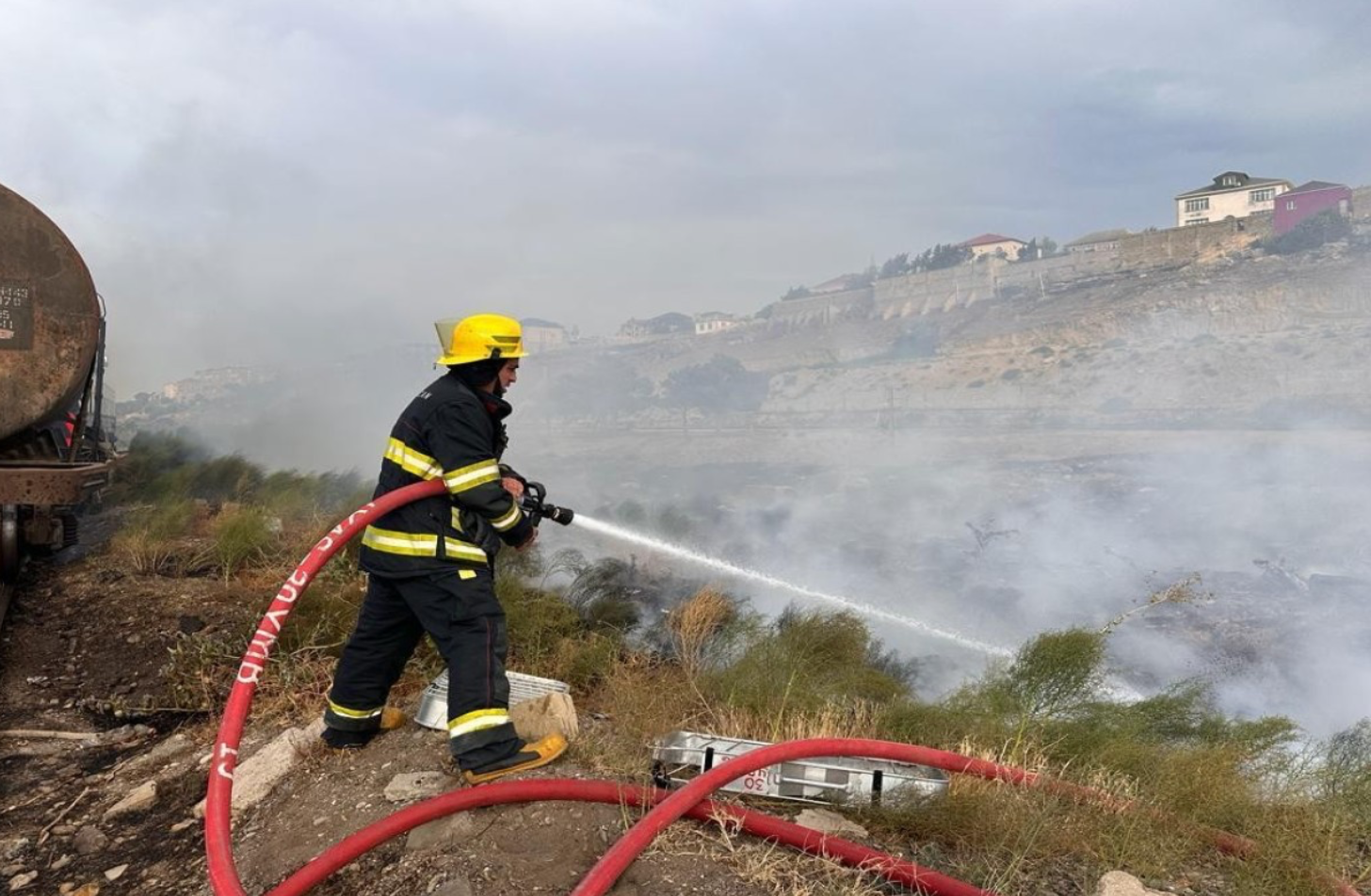 Bakının Şağan qəsəbəsində quru otluq sahədə yanğın söndürülüb