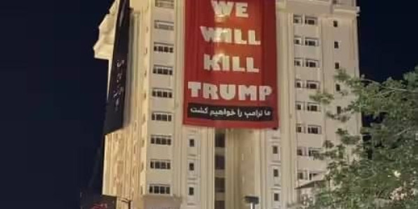 Məşhəddə Trampı hədələyən banner: