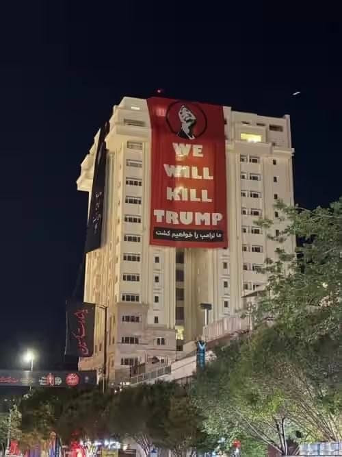 Məşhəddə Trampı hədələyən banner: