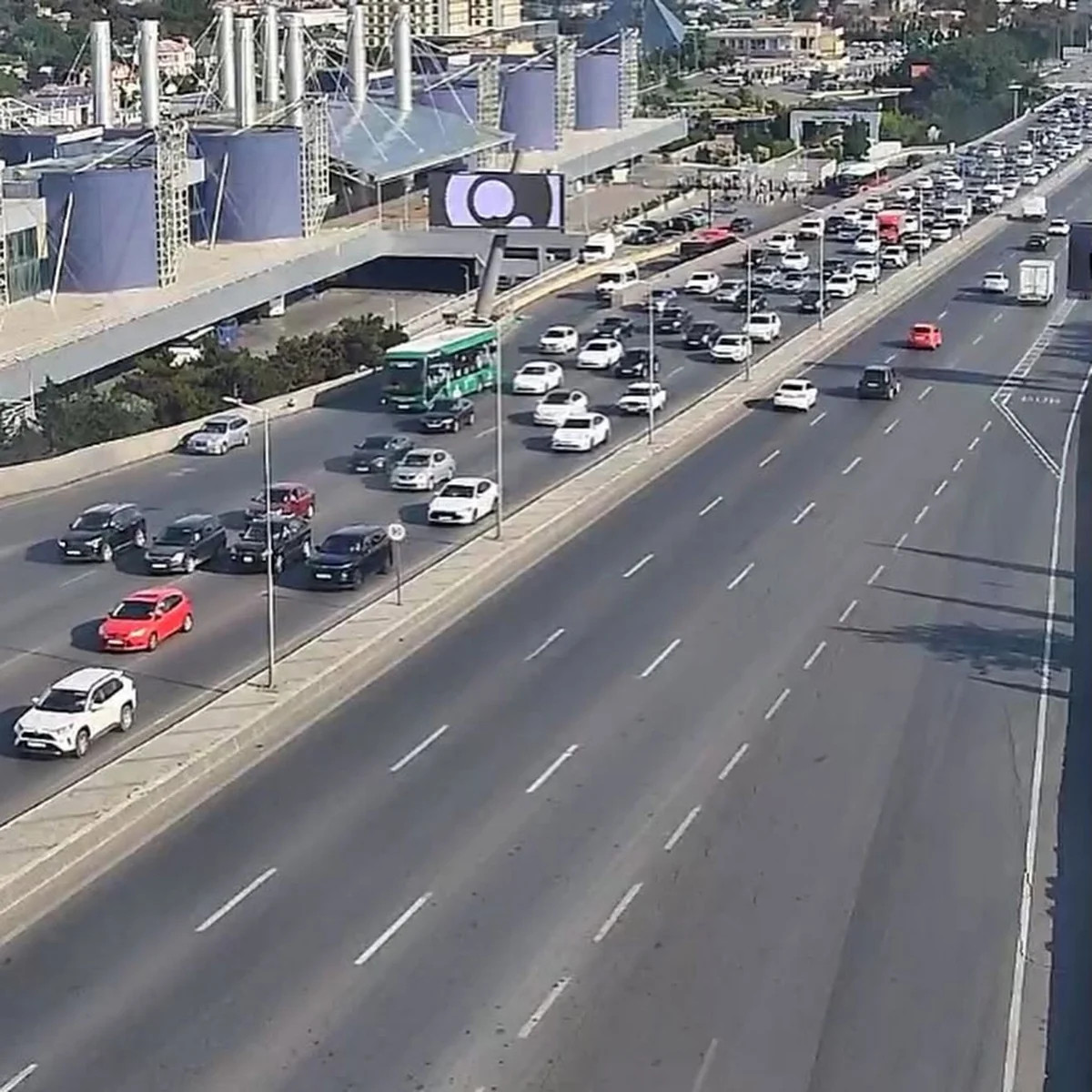 Bakının bir sıra yollarında tıxac yaranıb