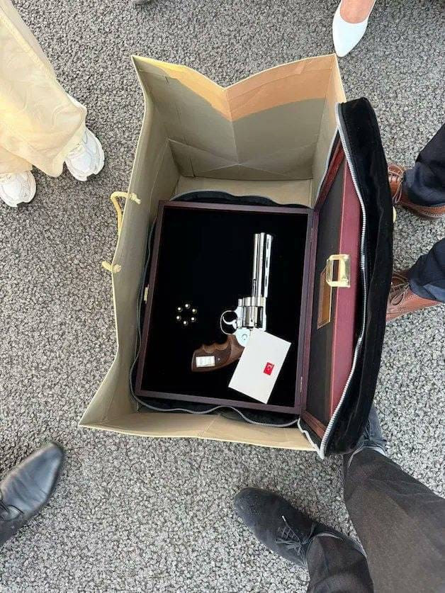 Belçikanın baş naziri Ankaradan təsadüfən dolu revolver gətirib