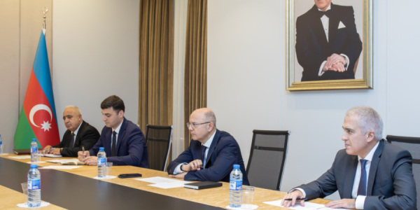 Energetika naziri vətəndaşların müraciətlərini dinləyib