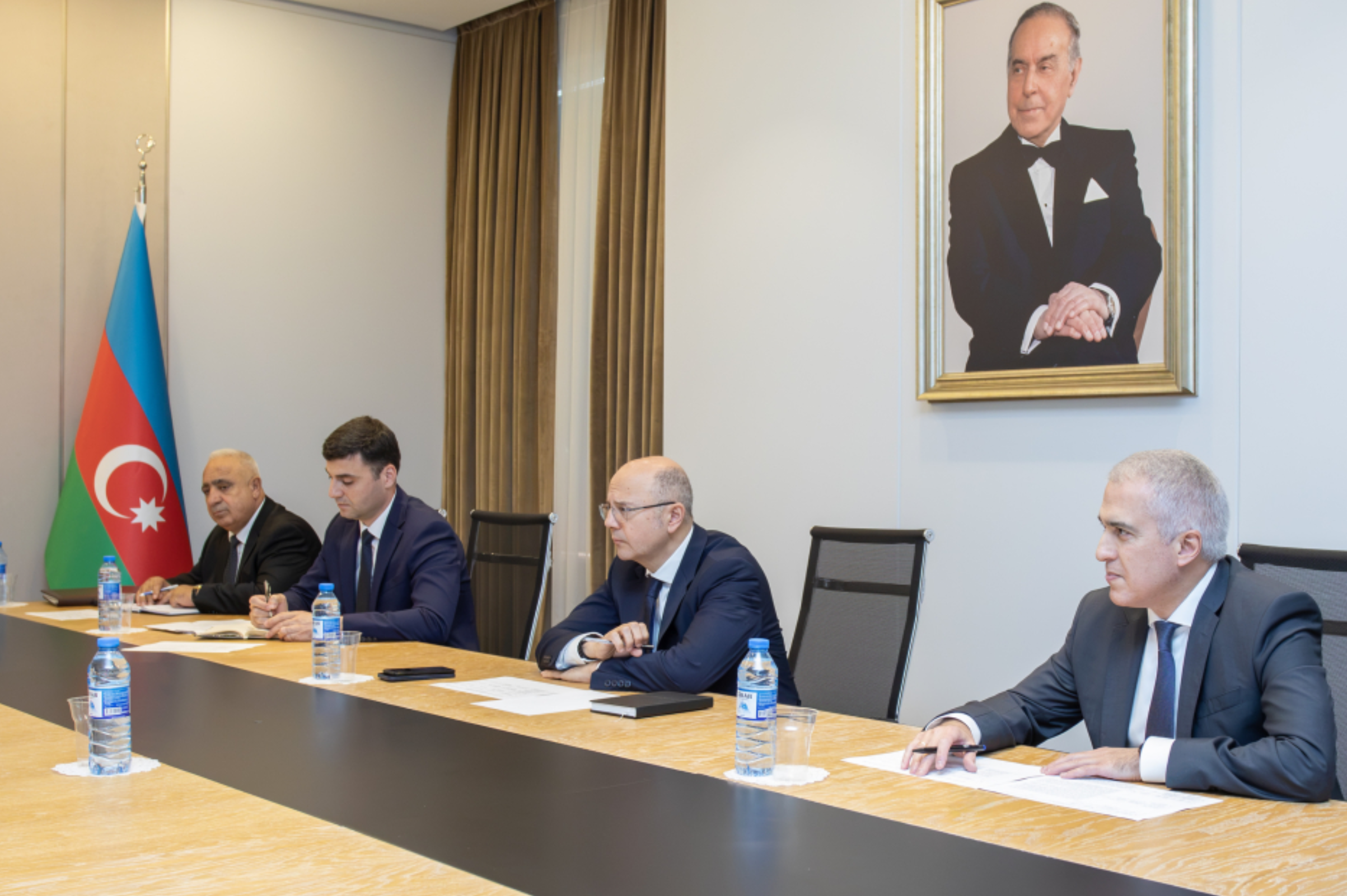 Energetika naziri vətəndaşların müraciətlərini dinləyib