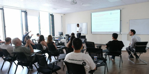 Qarabağ Universitetində Biznesin İdarə Edilməsi və İqtisadiyyat proqramları Böyük Britaniyanın aparıcı universitetləri ilə əməkdaşlıq çərçivəsində hazırlanıb