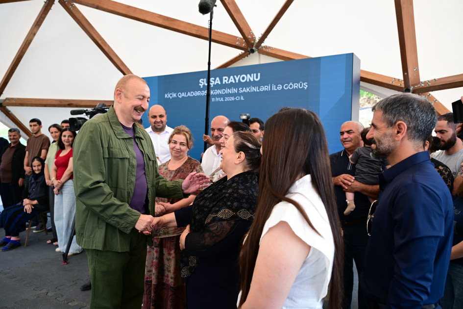 İlham Əliyev Şuşanın Kiçik Qaladərəsi kəndində görülən işlərlə tanış olub və kəndə qayıdan sakinlərlə görüşüb