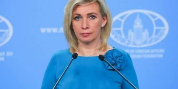 Zaxarovadan Ukrayna rəsmisinə ittiham: Tədbiri anti-Rusiya platformasına çevirdi