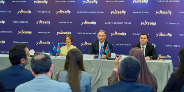 Rəqəmsal inkişaf və nəqliyyat naziri Rəşad Nəbiyev “Yüksəliş” müsabiqəsinin qalibləri ilə görüşüb