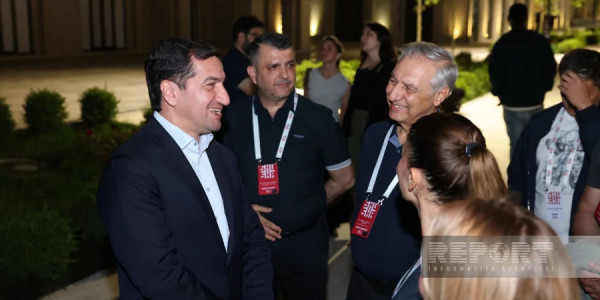 Hikmət Hacıyev IV Şuşa Qlobal Media Forumunun iştirakçıları ilə görüşüb