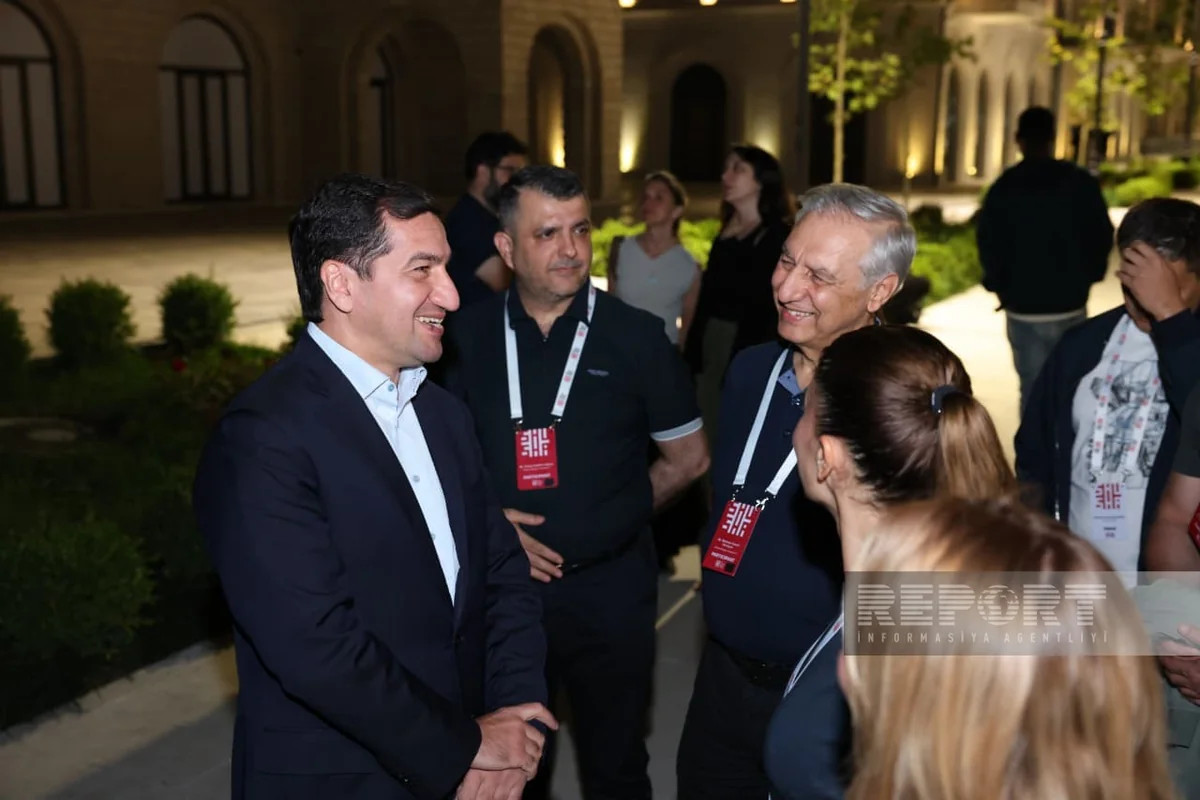 Hikmət Hacıyev IV Şuşa Qlobal Media Forumunun iştirakçıları ilə görüşüb