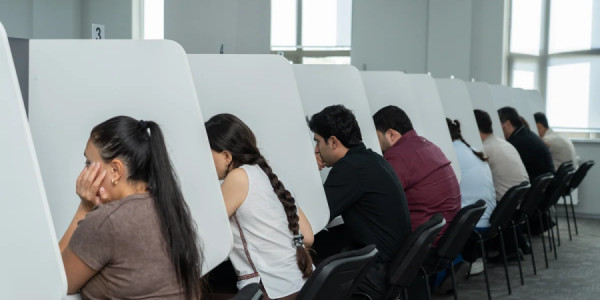 Dövlət icra məmuru olmaq istəyən şəxslər üçün test imtahanı keçirilib -