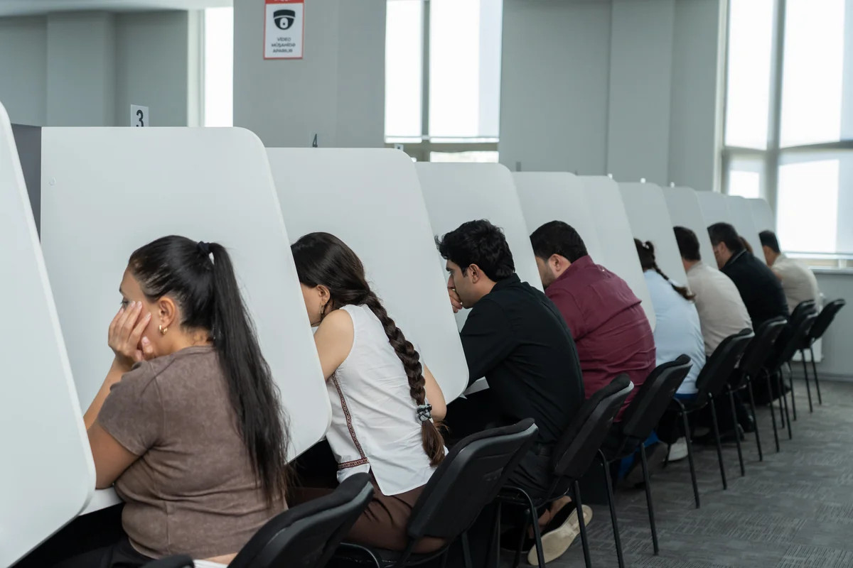Dövlət icra məmuru olmaq istəyən şəxslər üçün test imtahanı keçirilib -
