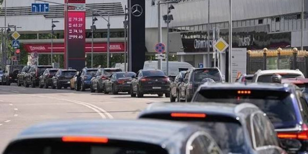 Rusiyada sürücülər yeni benzin üçün növbəyə düzüldü